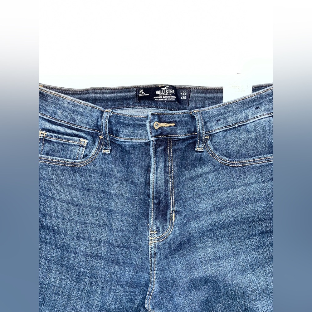 Blue High Rise Skinny jeans with amazing stretch. These jeans fit amazing!